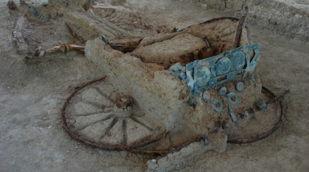 Άμαξα από την ανασκαφή του ταφικού τύμβου, που βρίσκεται κοντά στα χωριά Μικρή Δοξιπάρα, Ζώνη και Χελιδόνα, στο δυτικό τμήμα του βόρειου Έβρου 