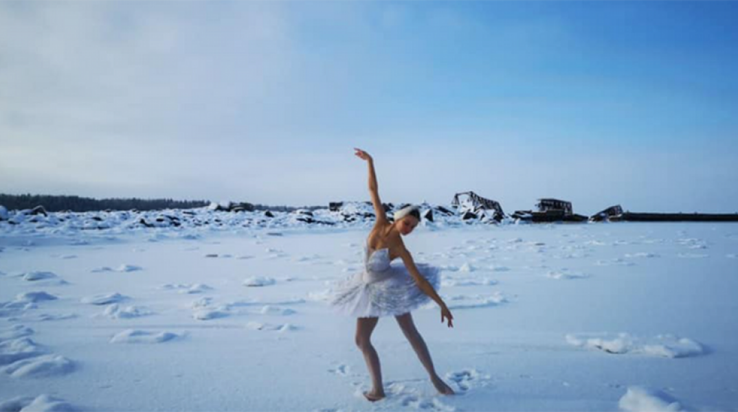 Μπαλαρίνα χορεύει στον πάγο