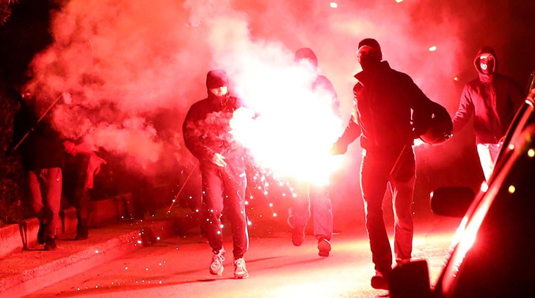 Διαδηλωτές έχουν ανάψει φωτιές και κρατούν καπνογόνα κατά την διάρκεια πορείας διαμαρτυρίας κατοίκων και συλλογικοτήτων κατά της αστυνομικής βίας, στην Νέα Σμύρνη
