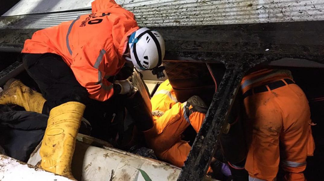 Ινδονησία: 27 άνθρωποι σκοτώθηκαν όταν λεωφορείο έπεσε σε χαράδρα