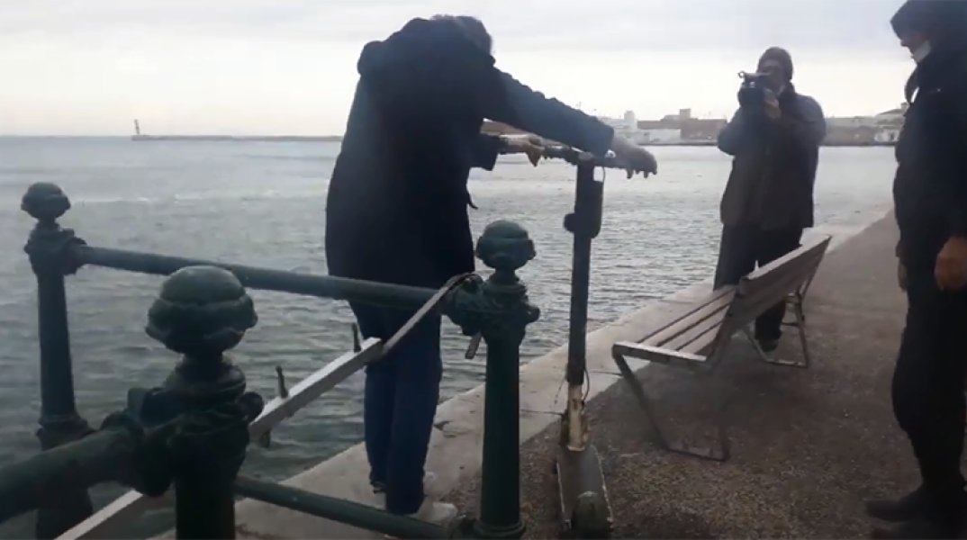 Θεσ/νικη: «Ψάρεψαν» ηλεκτρικά πατίνια στον Θερμαϊκό