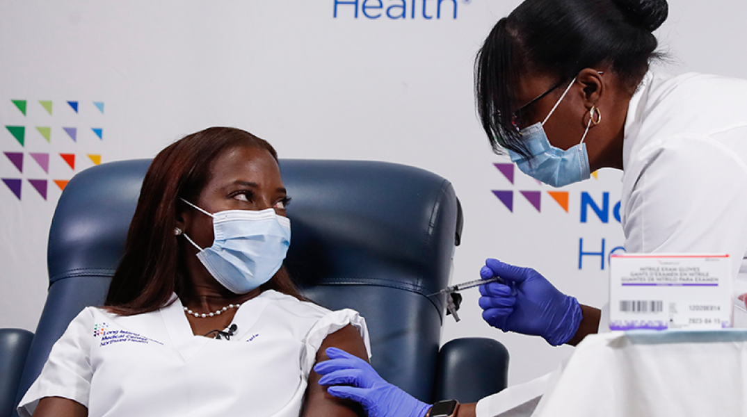 Η Σάντρα Λίντσεϊ τη στιγμή που κάνει το εμβόλιο κατά του κορωνοϊού 