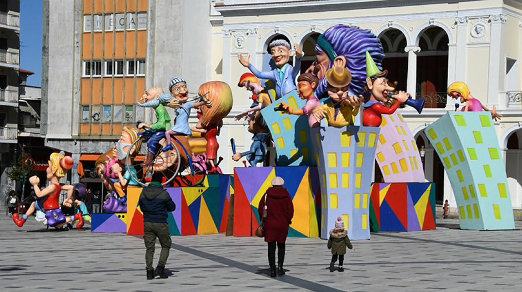 ΠΑΤΡΑ- ΑΠΟΚΡΙΑΤΙΚΗ ΑΤΜΟΣΦΑΙΡΑ ΣΤΗΝ ΠΟΛΗ ΜΕ ΦΩΤΑ ΚΑΙ ΚΑΡΝΑΒΑΛΙΚΕΣ ΚΟΥΚΛΕΣ