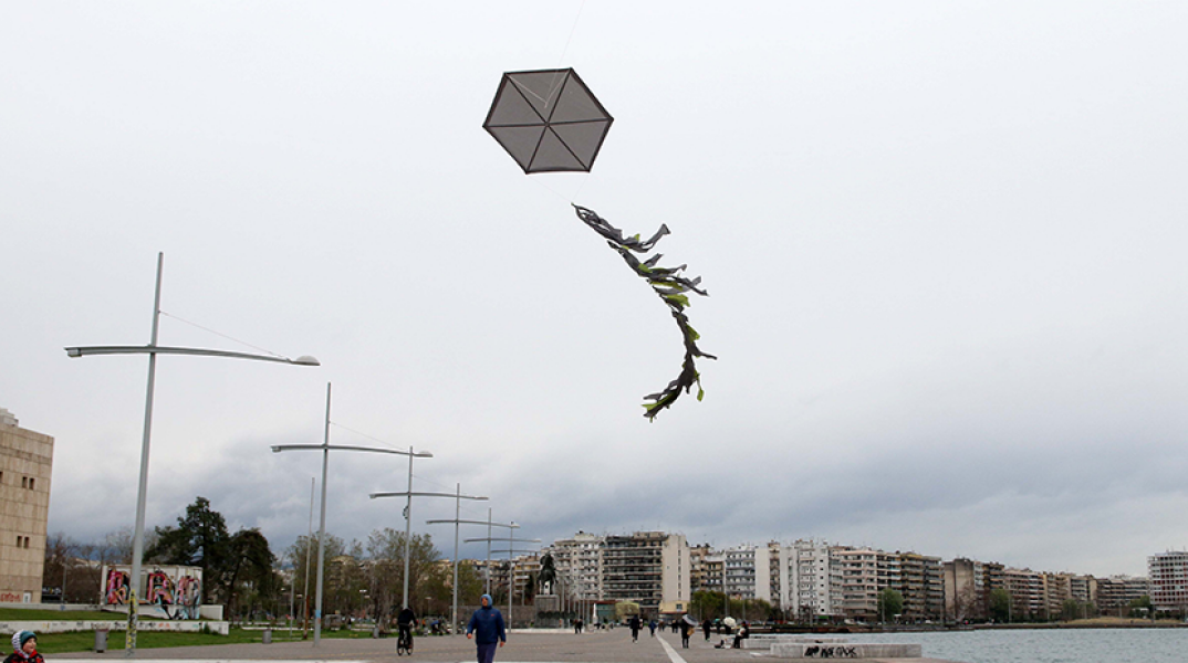 ΠΕΤΩΝΤΑΣ ΧΑΡΤΑΕΤΟ ΣΤΗΝ ΠΑΡΑΛΙΑ ΘΕΣΣΑΛΟΝΙΚΗΣ ΠΑΡΑ ΤΗΝ ΣΥΝΕΧΗ ΒΡΟΧΟΠΤΩΣΗ 