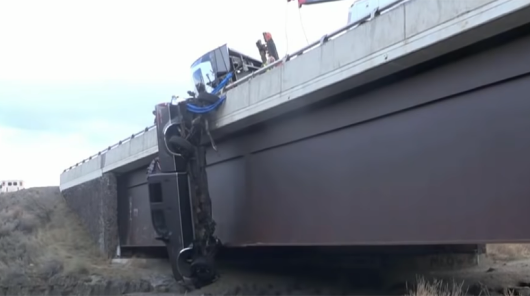 Δραματική διάσωση ζευγαριού. Το ΙΧ τους κρεμόταν από 30 μέτρα