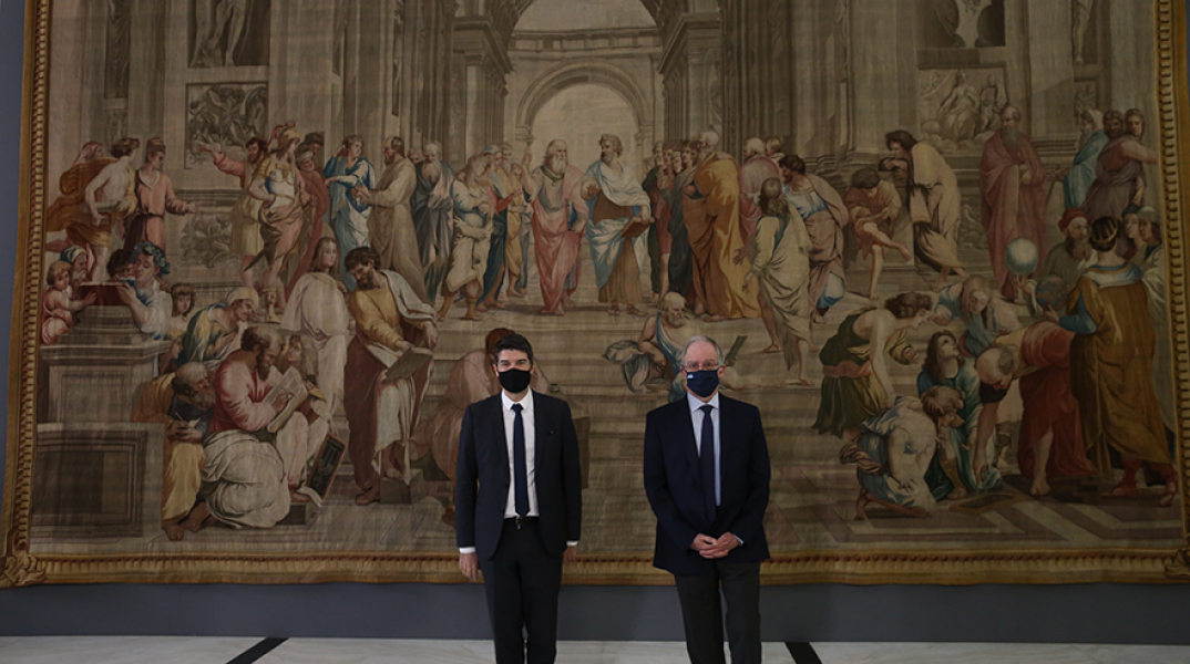 Ο πρόεδρος της Βουλής Κωνσταντίνος Τασούλας (Δ) και ο Γάλλος Πρέσβης Patrick Maisonnave (Α) παρευρέθηκαν σήμερα στην αποκάλυψη της ταπισερί, «Η Σχολή των Αθηνών» του Ραφαήλ,  στο περιστύλιο της Βουλής των Ελλήνων