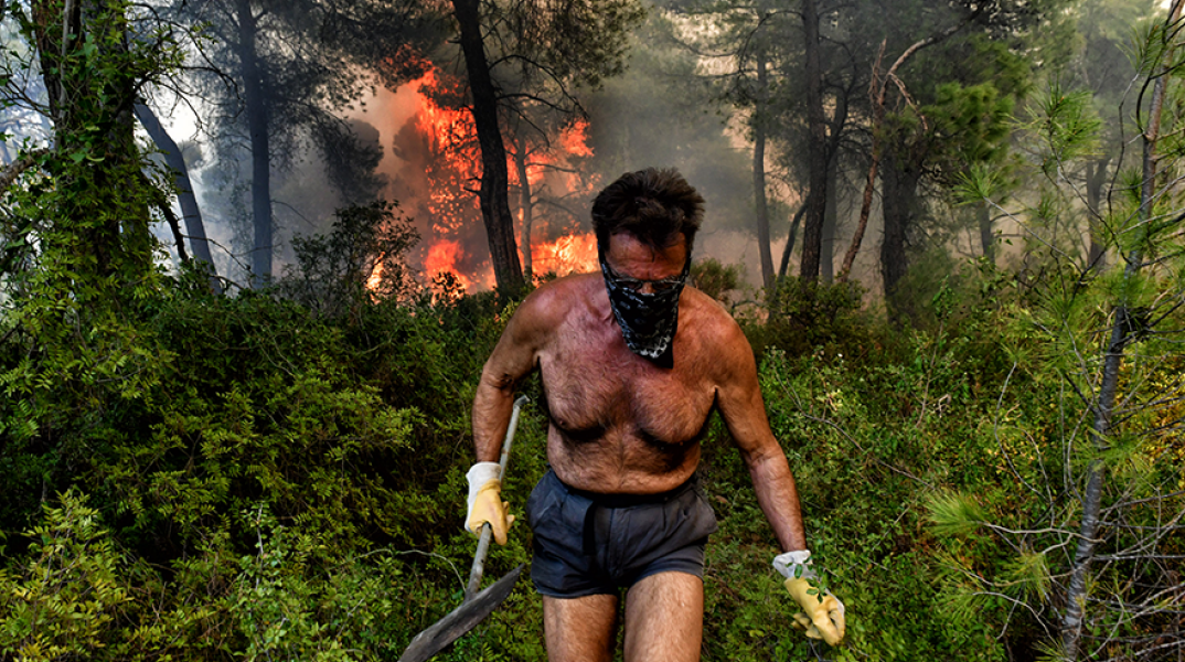 Κόρινθος: Φωτιά καίει δασική έκταση στο Χιλιομόδι