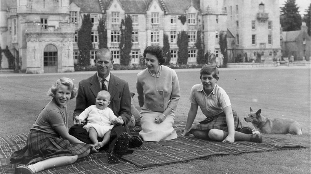 Βασίλισσα Ελισάβετ και πρίγκιπας Φίλιππος, με τα παιδιά τους: πρίγκιπα Άντριου, πριγκίπισσα Άννα και πρίγκιπα Κάρολο