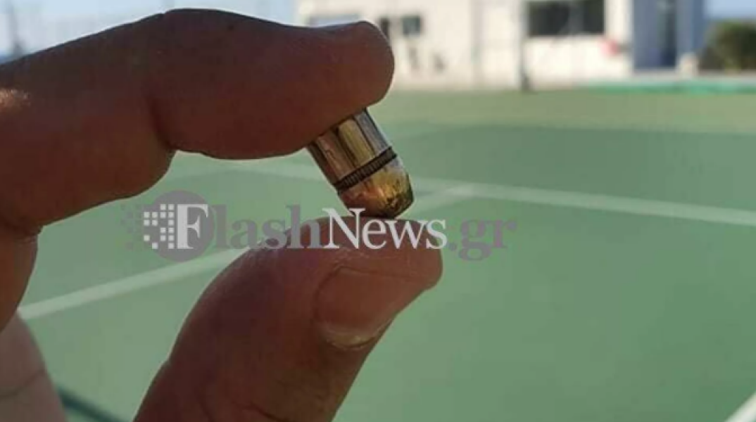 Αδέσποτη σφαίρα καρφώθηκε σε γήπεδο τένις εν ώρα αγώνα