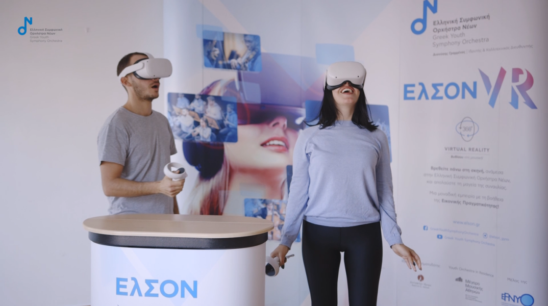 Γυναίκα και άνδρας που φοράνε στο κεφάλι συσκευή VR