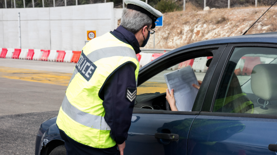 Πολίτες επιχειρούν να περάσουν τα διόδια και να μετακινηθούν εκτός νομού για το Πάσχα