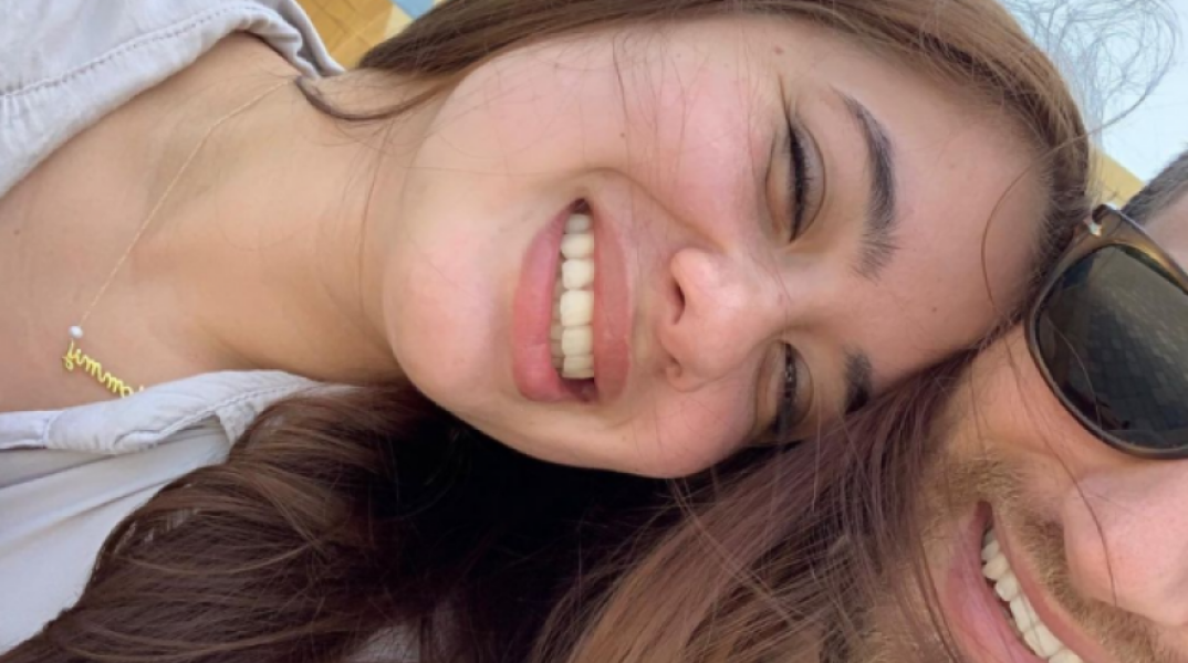 Η Καρολάιν δίπλα στο σύζυγό της χαμογελαστή©Instagram