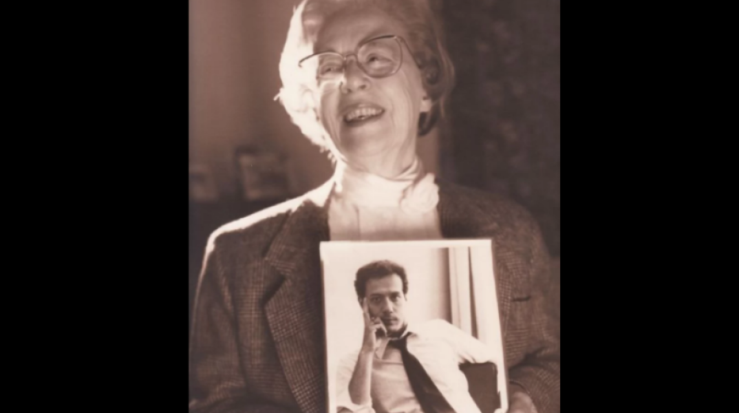 Η Μάνφορντ κρατά φωτογραφία του γιου της, Μόρτυ