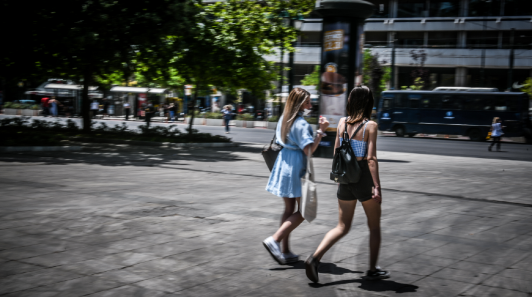Κοπέλες περπατάνε στο κέντρο της Αθήνας © AΠΕ - Κρούσματα στην Αττική σήμερα  7/7