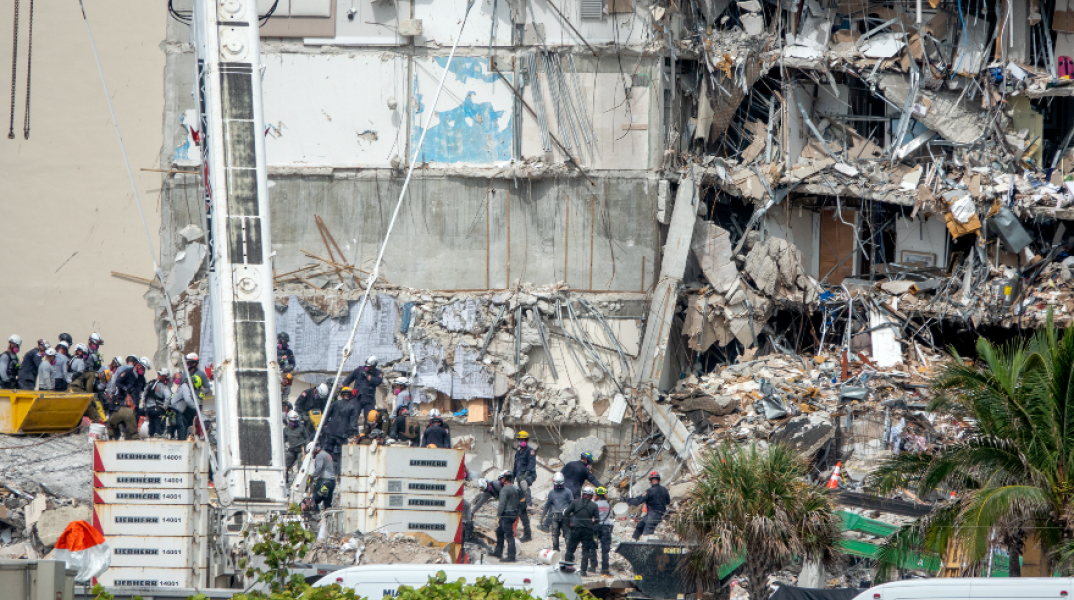 Κατάρρευση πολυκατοικίας στη Φλόριντα