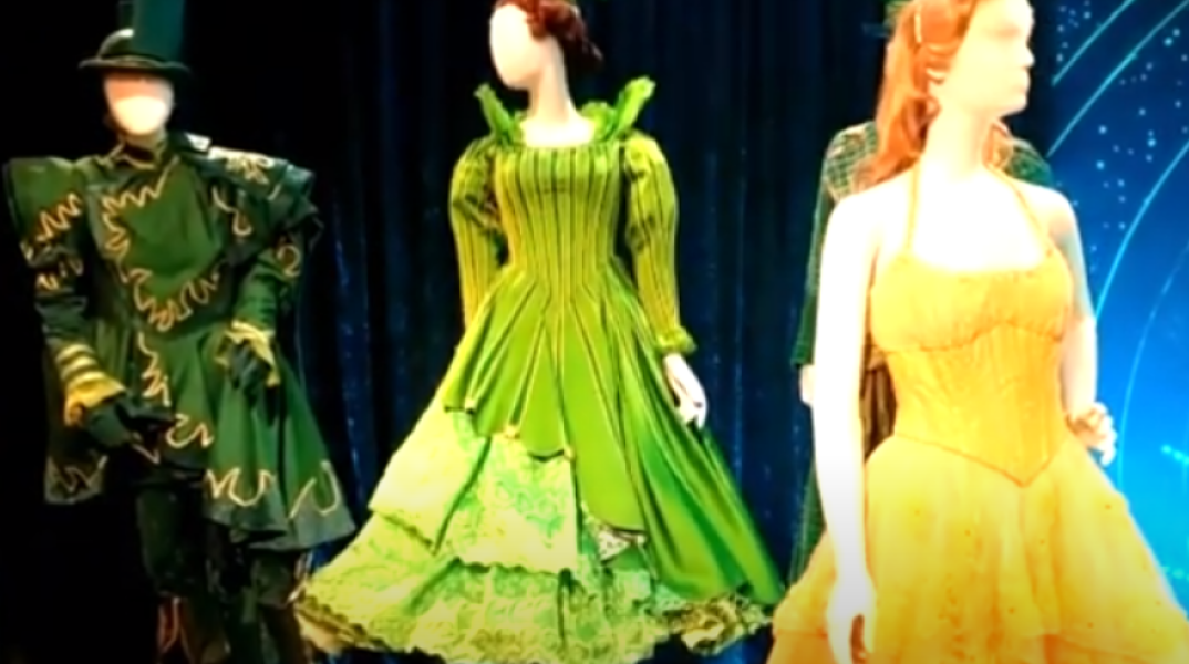 Από την έκθεση «Showstoppers! Spectacular Costumes from Stage & Screen» © YouTube