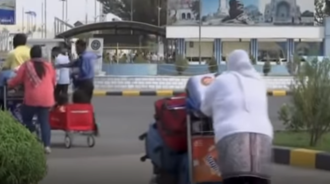 Aποχώρηση πολιτών από τo αεροδρόμιο της Καμπούλ © YouTube