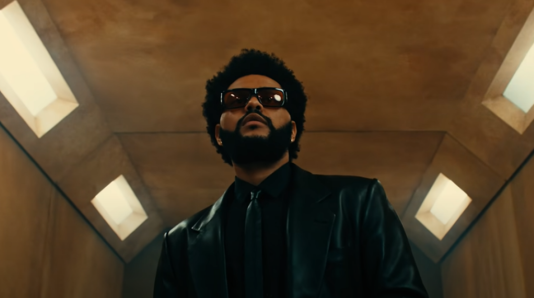Ο τραγουδιστής The Weeknd με μαύρα γυαλιά και μαύρα ρούχα