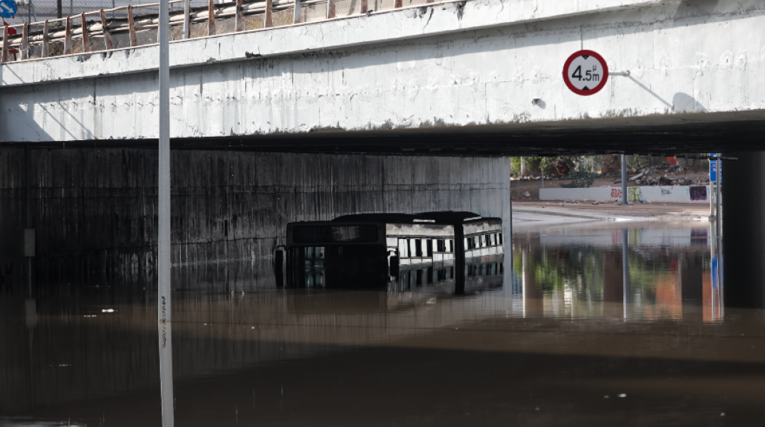 Πλημμυρισμένη η παλιά Παραλιακή στο ύψος του «Σταύρος Νιάρχος»