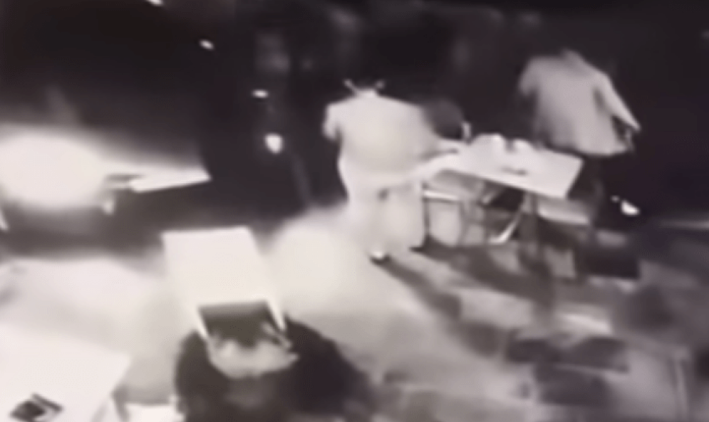 Ρέθυμνο Κρήτης: Αρνήθηκαν να δείξουν πιστοποιητικό σε μπαρ - Επεσε άγριο ξύλο και μετά "μπούκαραν" με 4x4 [βίντεο]