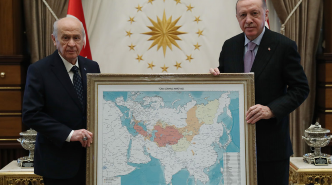 Στη φωτογραφία, που μετέδωσε η τουρκική εφημερίδα Yeni Safak, εμφανίζονται ολόκληρη η Κύπρος και η Δυτική Θράκη στα χρώματα των υπολοίπων «τουρκικών κρατών».