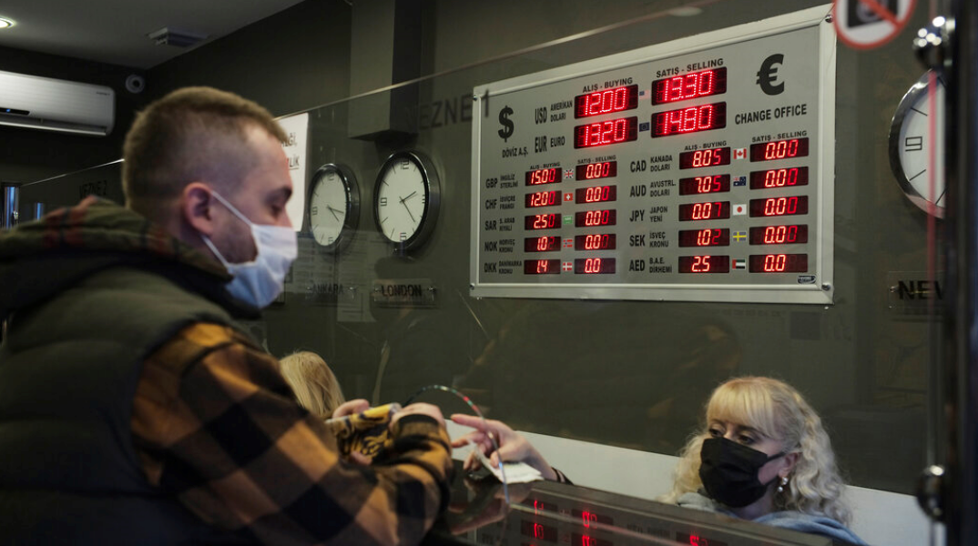 Τουρκία: Διαδηλώσεις μετά την ιστορική κατάρρευση της λίρας