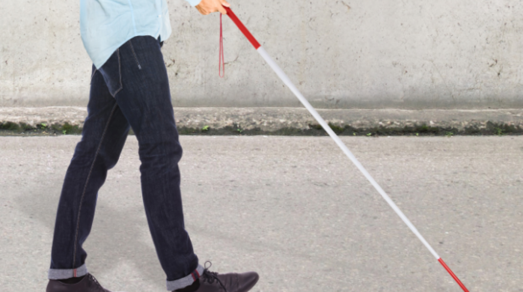 Ιταλία: Συνελήφθη ένας "τυφλός" που οδηγούσε και χάζευε τις βιτρίνες - Κατηγορείται και για άλλες απάτες	