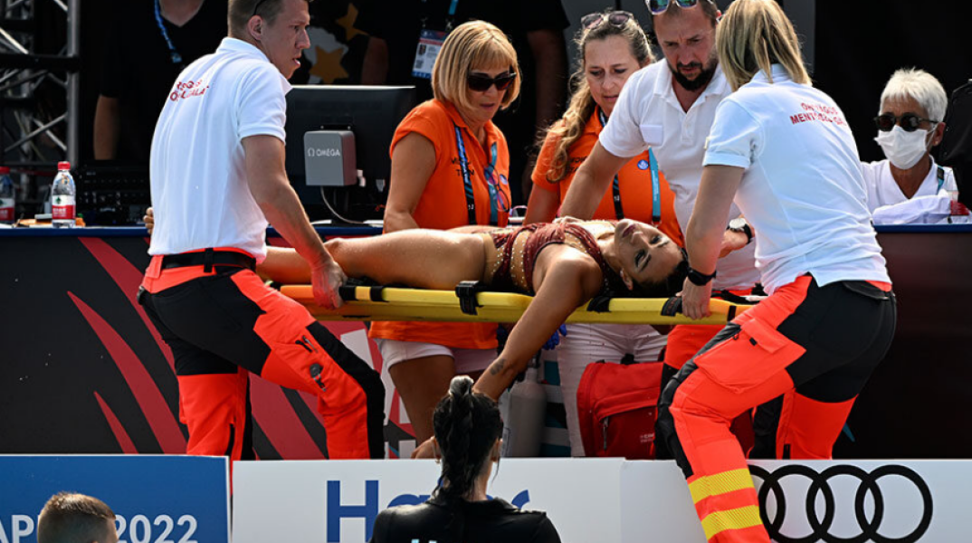 Η στιγμή που η Αμερικανίδα αθλήτρια μεταφέρεται στο νοσοκομείο