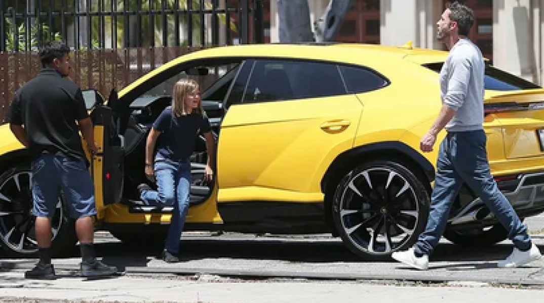 Ο 10χρονος γιος του Μπεν Άφλεκ έριξε μια Lamborghini πάνω σε μια BMW! 11:29, 27.06.2022 SharePrintΟ 10χρονος γιος του γνωστού ηθοποιού πήρε στα χέρια τους το τιμόνι μιας κίτρινης Lamborghini, όμως ο μικρός την έριξε πάνω σε άλλο αυτοκίνητο, όταν έκανε όπι