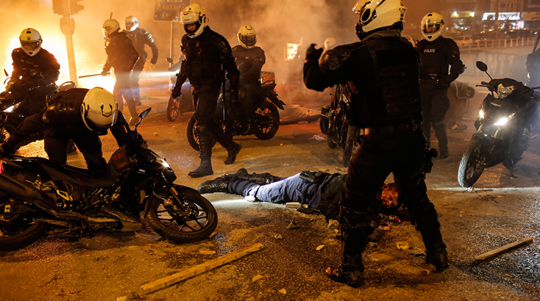 Τραυματισμένος αστυνομικός κατά τη διάρκεια συγκρούσεων με διαδηλωτές στην πορεία διαμαρτυρίας κατοίκων και συλλογικοτήτων κατά της αστυνομικής βίας, στην Νέα Σμύρνη
