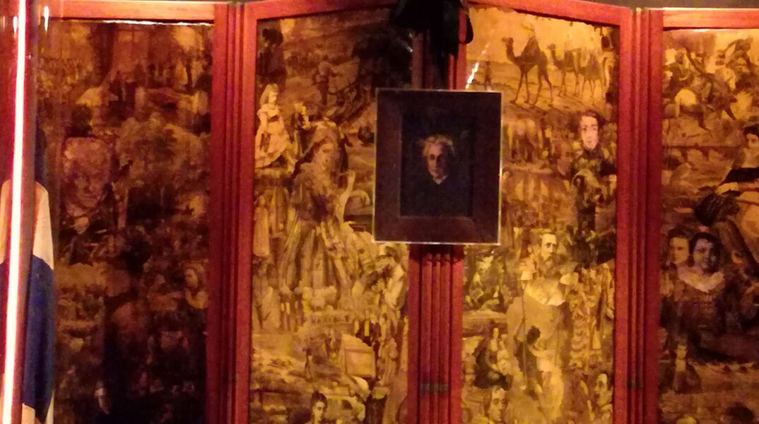 Το παραβάν με φωτογραφίες και χαρακτικά εποχής