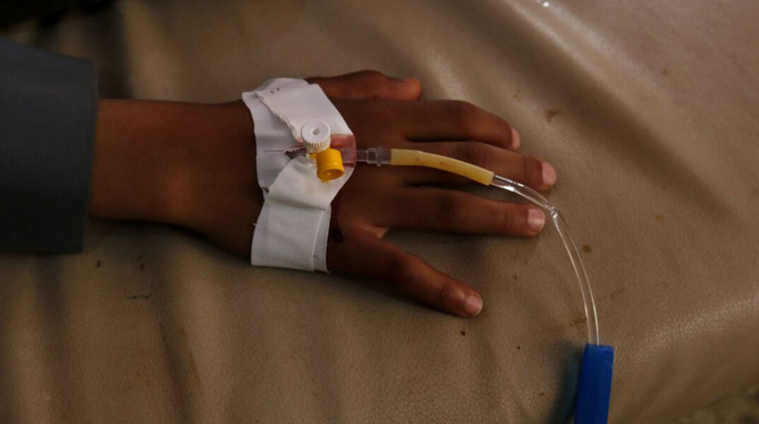 Ασθενής με χολέρα στην Αφρική δέχεται αγωγή 