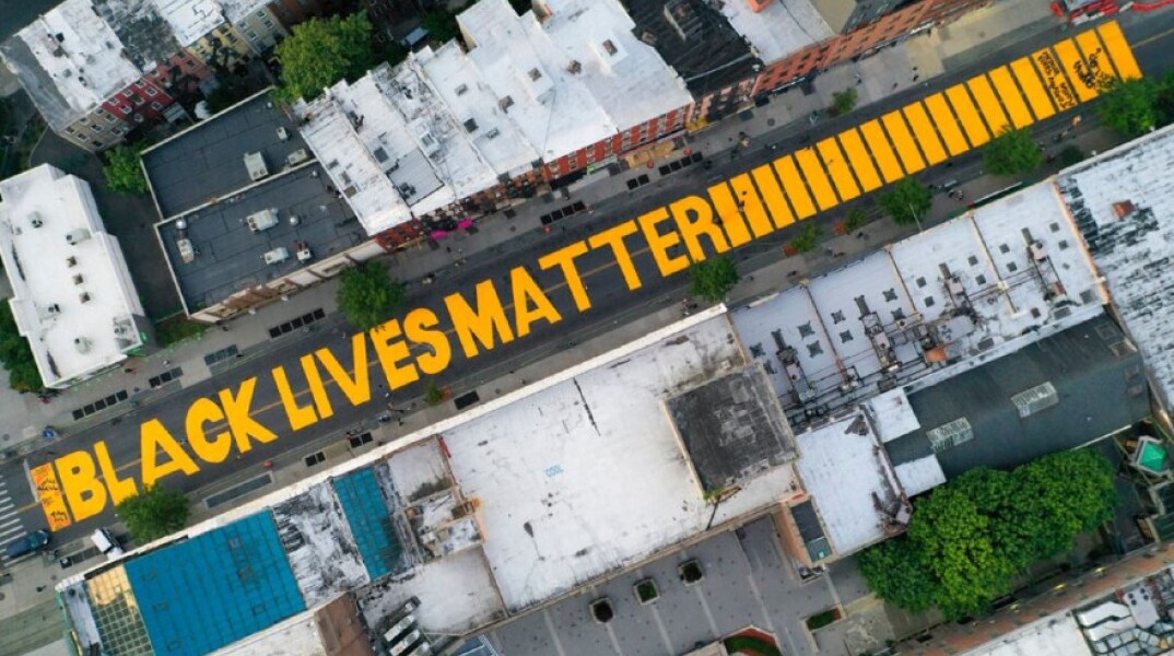 Tο σύνθημα Black Lives Matter σε δρόμο