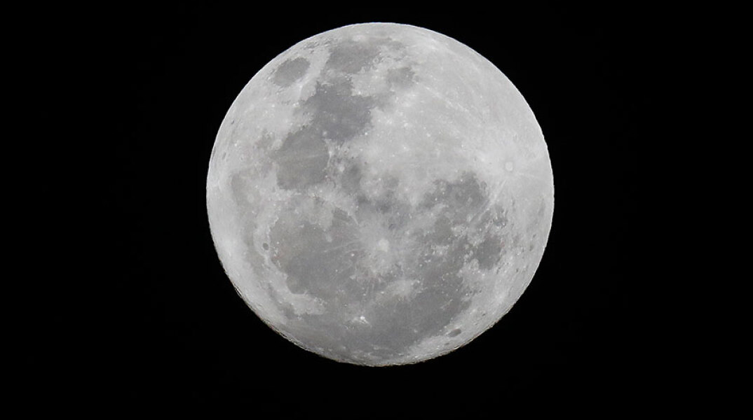 Σελήνη | Αμερικανοί επιστήμονες και η NASA επιβεβαίωσαν την ύπαρξη νερού στην επιφάνειά της