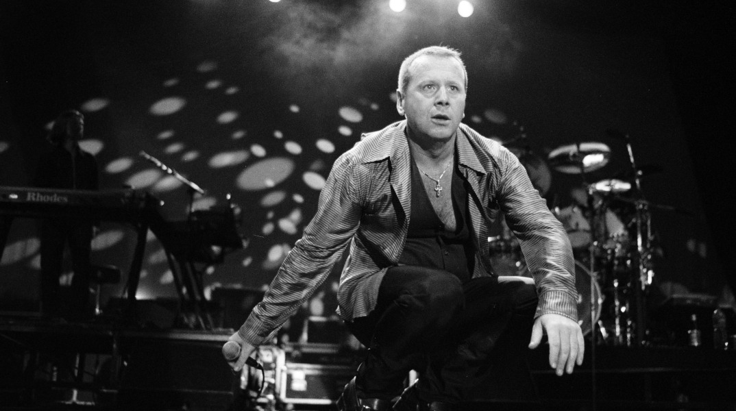 Ο frontman των Simple Minds, Jim Kerr, κατά τη διάρκεια συναυλίας τους στη Ρώμη