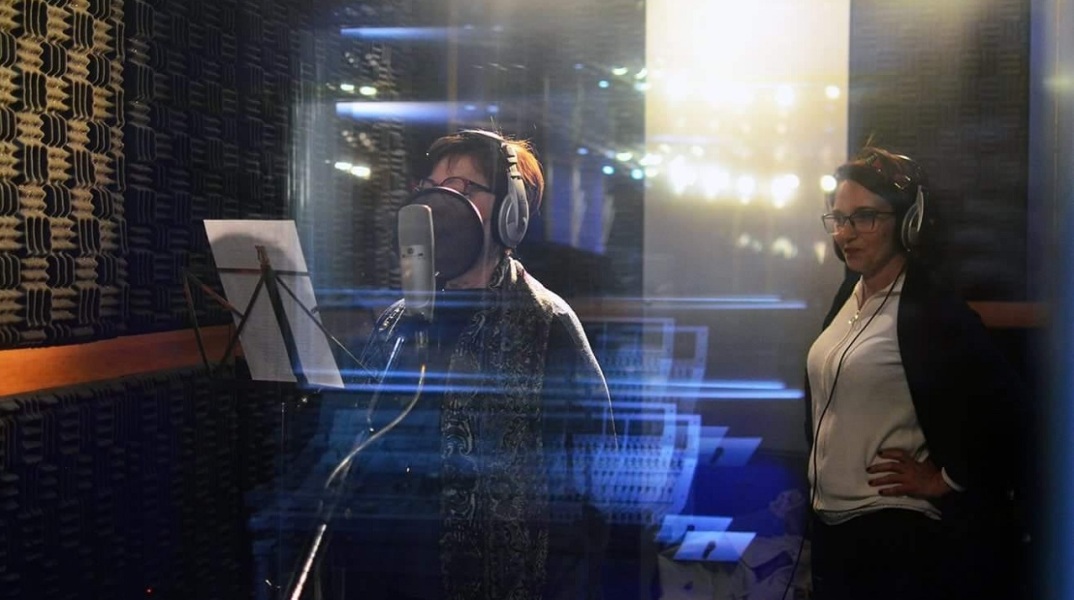 «Διαβάζω για τους Άλλους»: Η ομάδα εθελοντών που ηχογραφεί βιβλία