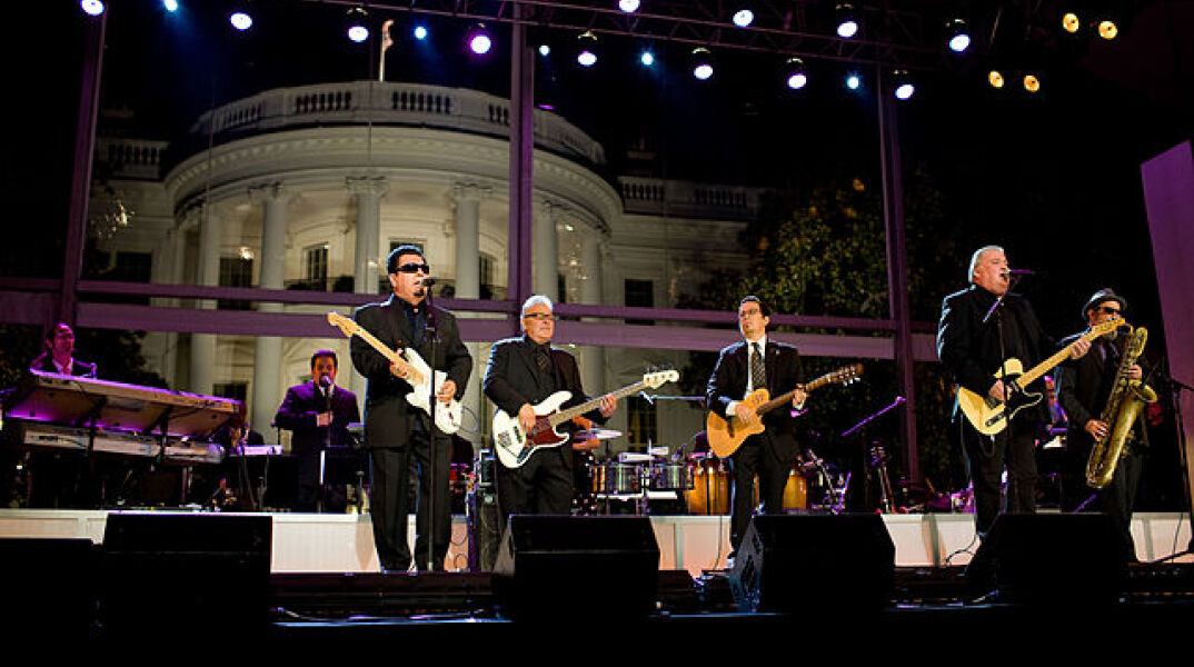 Το συγκρότημα Los Lobos κατά τη διάρκεια συναυλίας