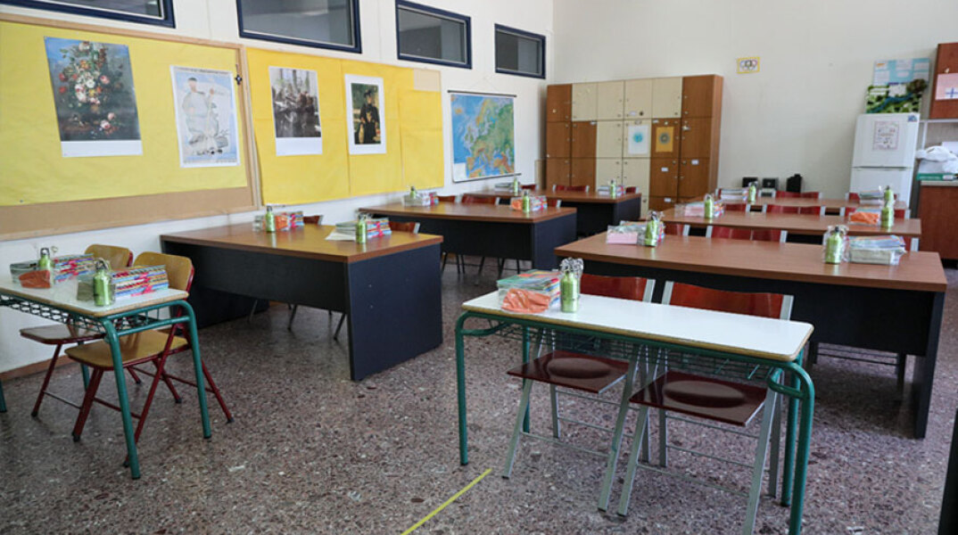 Θρανία σε σχολική αίθουσα