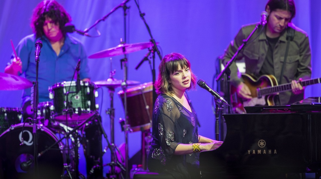 H Norah Jones παίζει πιάνο σε συναυλία