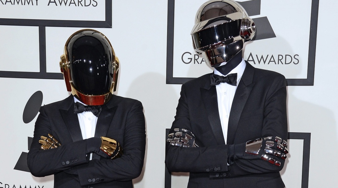 Οι Daft Punk με κοστούμια και κράνη στα βραβεία Grammy