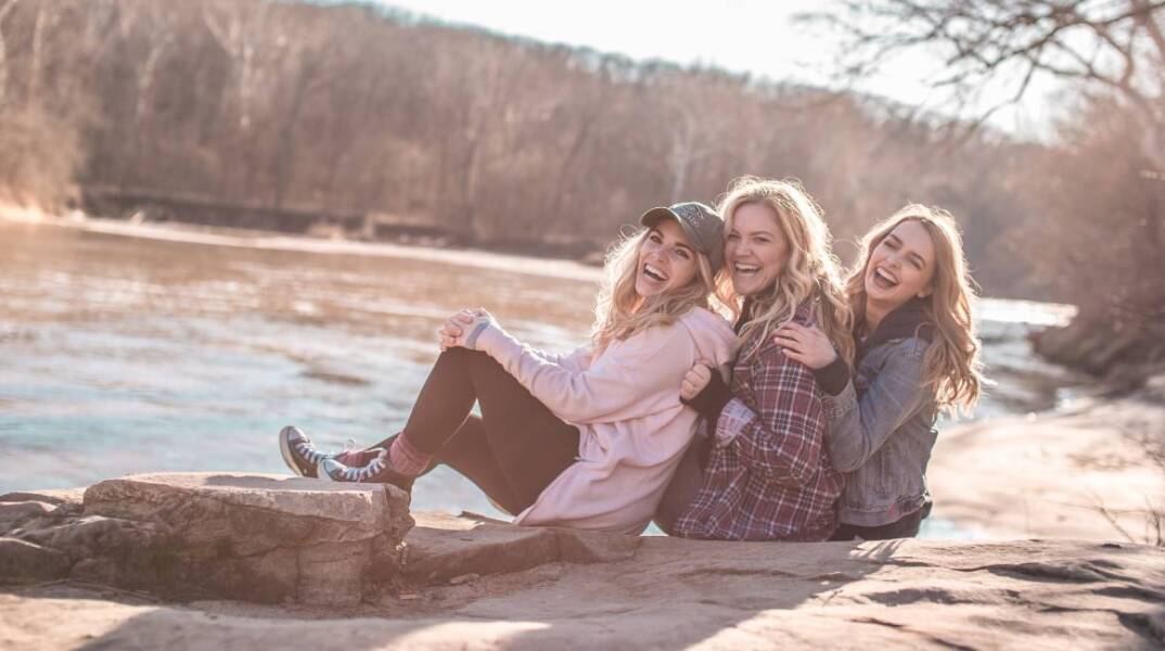 Τρεις φίλες δίπλα σε ποτάμι