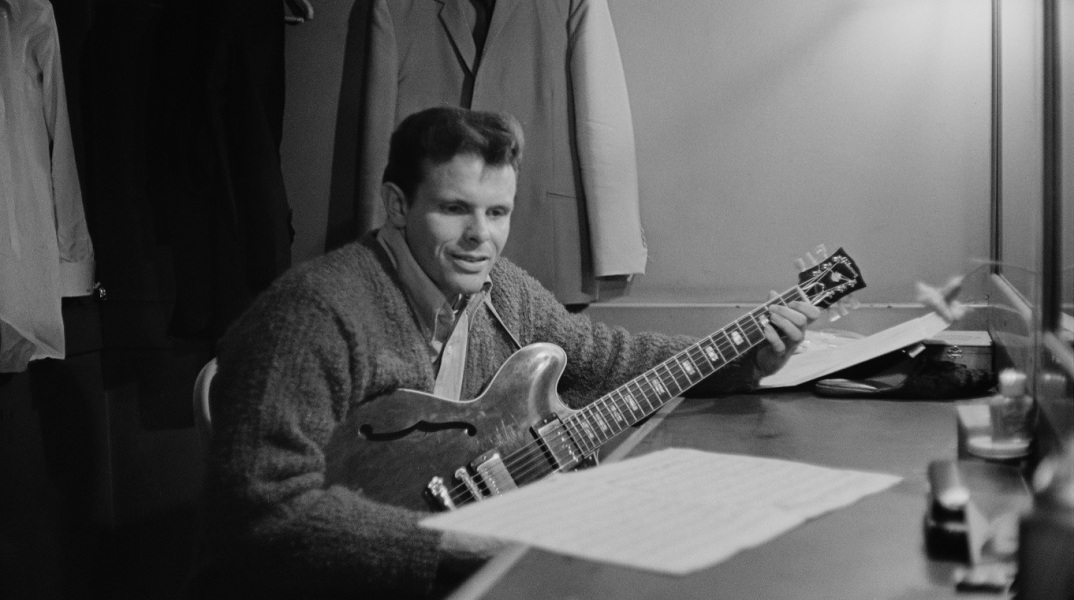 Ο μουσικός Del Shannon με την κιθάρα του