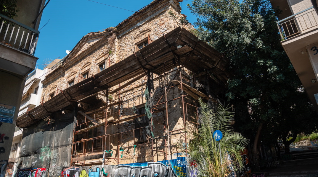 Φωτογραφία από το κτίριο που έζησε ο Ναπολέων Λαπαθιώτης στα Εξάρχεια.