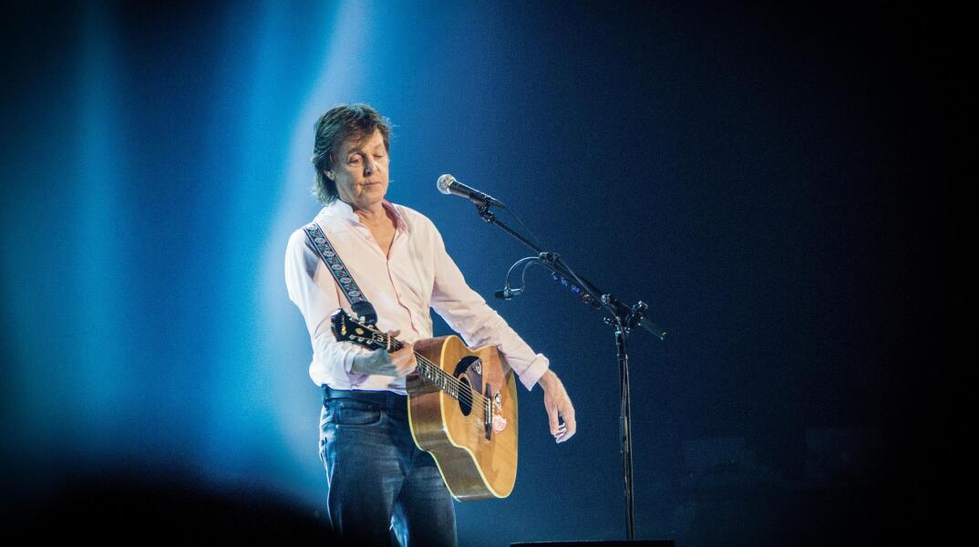 Ο Paul McCartney παίζει κιθάρα σε συναυλία