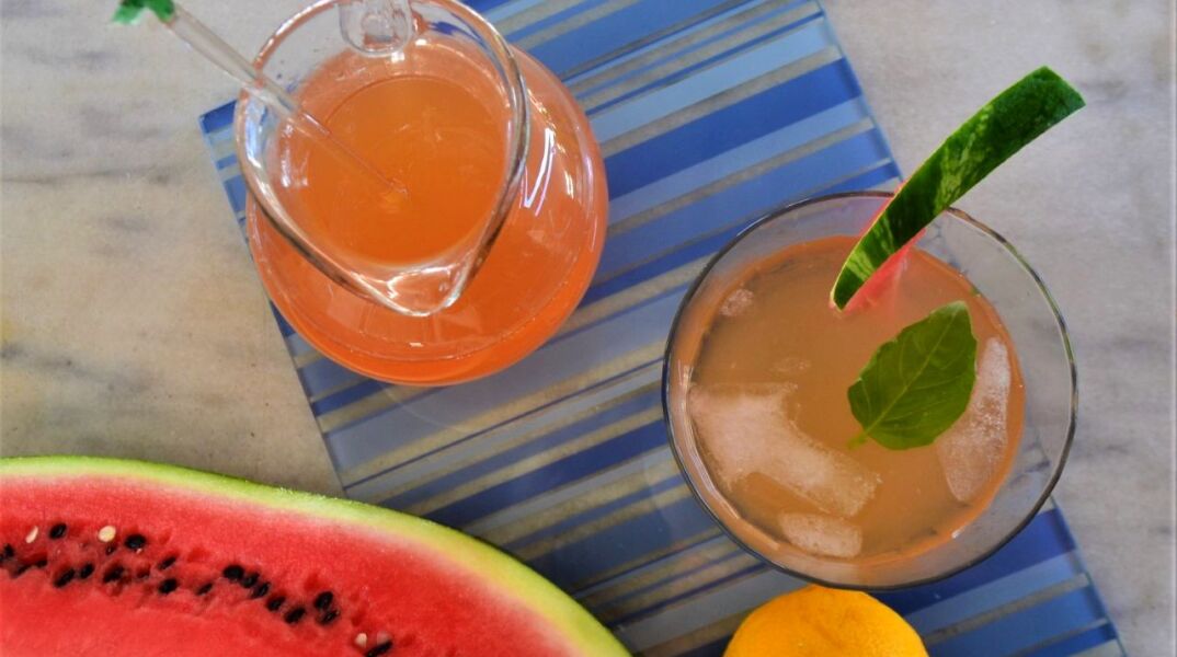 Ροζ λεμονάδα με καρπούζι