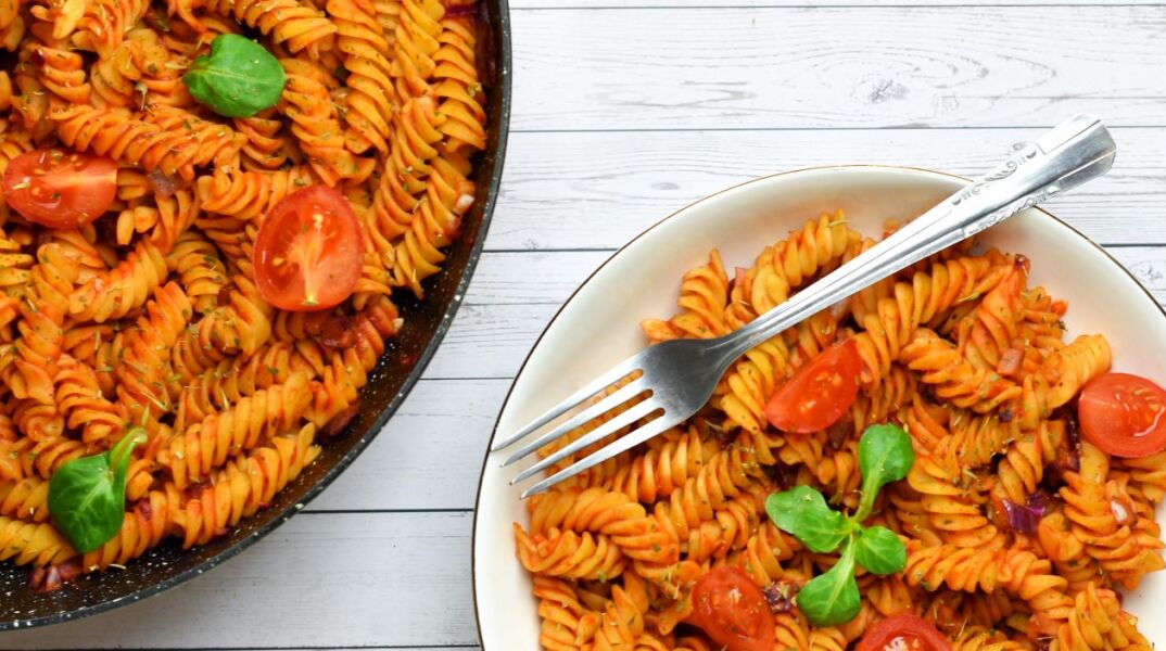 Πανεύκολη μακαρονάδα με μελιτζάνες και καραμελωμένα κρεμμύδια