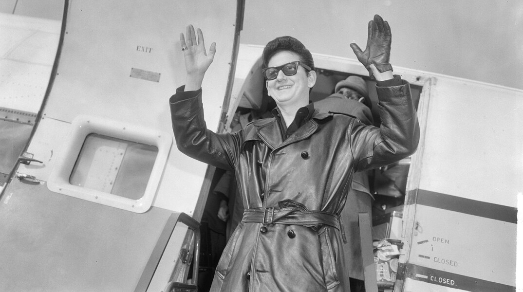 Ο τραγουδιστής Roy Orbinson κατεβαίνει από αεροπλάνο