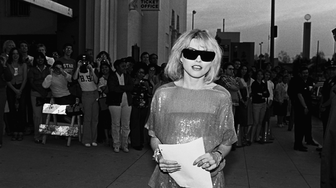 Η Debbie Harry των Blondie με μαύρα γυαλιά - Βραβεία Γκράμι 1980