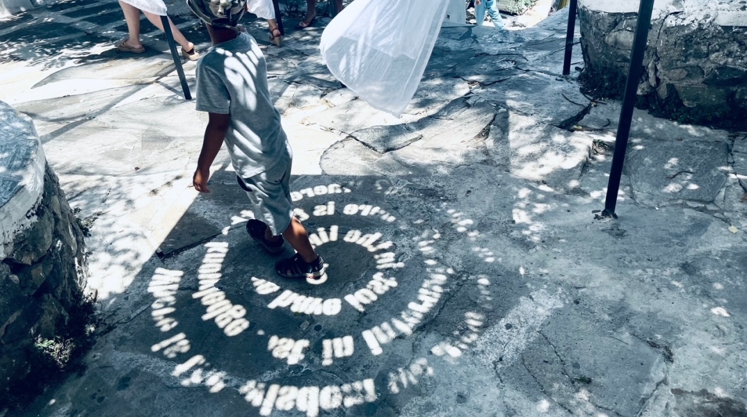 Δημήτρης Λάμπρου, άποψη από την εγκατάσταση "White Labyrinth" στη Χώρα Μυκόνου