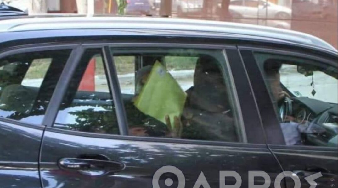 O 50χρονος δράστης της επίθεσης με καυστικό υγρό στη Μεσσήνη μέσα στο αυτοκίνητο μεταγωγής του στον εισαγγελέα